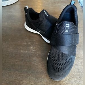 Tiem Women’s Cycling Shoe - Slipstream - Black-Black